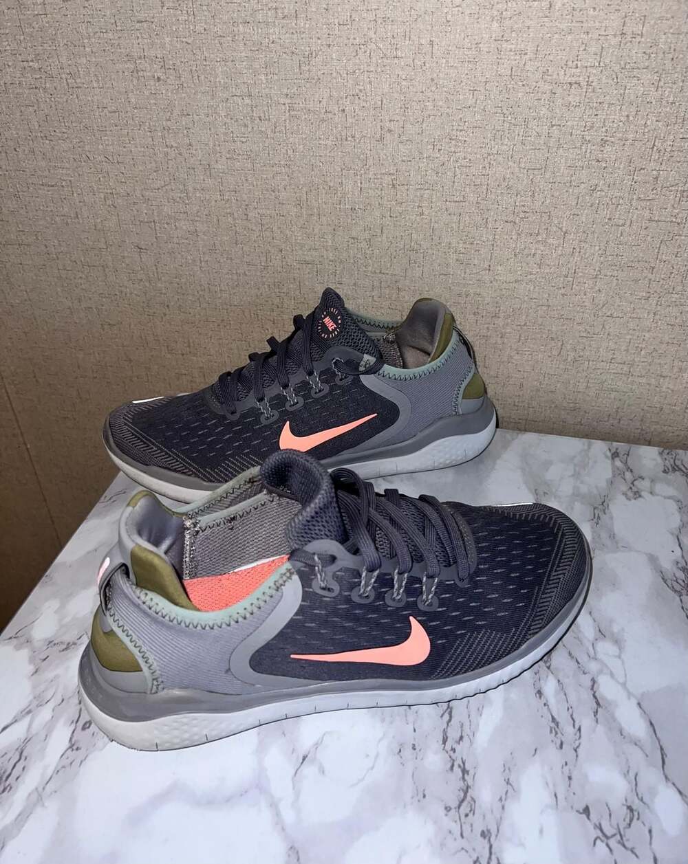Nike Women's Free RN 2018 Running Shoes Gunsmoke Crimson Pulse - Picture 6 of 7